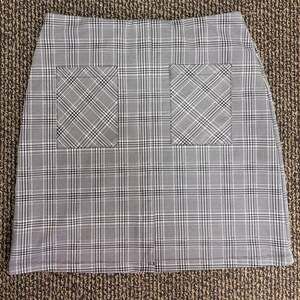 Women's SoHo plaid mini skirt stretchy elastic waist medium black white pockets